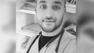 عائلة الفقيد الطبيب بدر الدين العلوي تتسلم الدكتوراه الشرفية لابنها بدر الدين العلوي